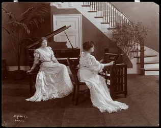 Zwei Frauen mit einem Klavier und Aufnahmegerät, 1907